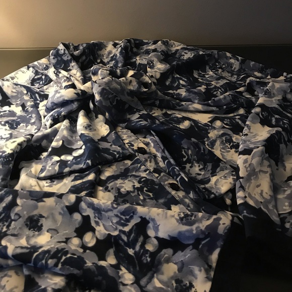 Neck-tie blouse. - Picture 3 of 3